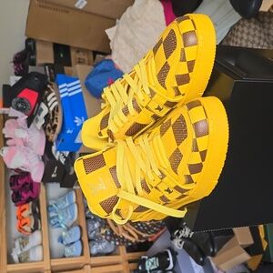 LV Trainer sneaker yellow size 9 "HOT Item🔥🔥☄️⚡️⚡️ 2024